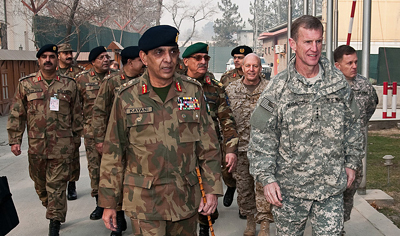 El general Parvez Kayani, jefe del Estado Mayor del Ejército de Pakistán y el general McChrystal, comandante de la OTAN