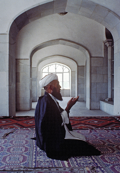 Un hombre reza en una mezquita en Kabul