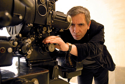 El cineasta iraní Mohsen Makhmalbaf detrás de la cámara