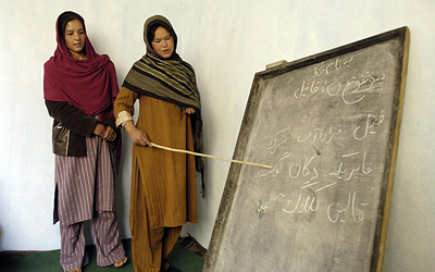 Mujeres afganas estudian en uno de los cursos apoyados por Naciones Unidas