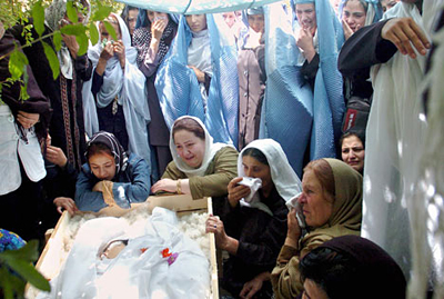Mujeres afganas lloran la muerte de la periodista Zakia Zaki