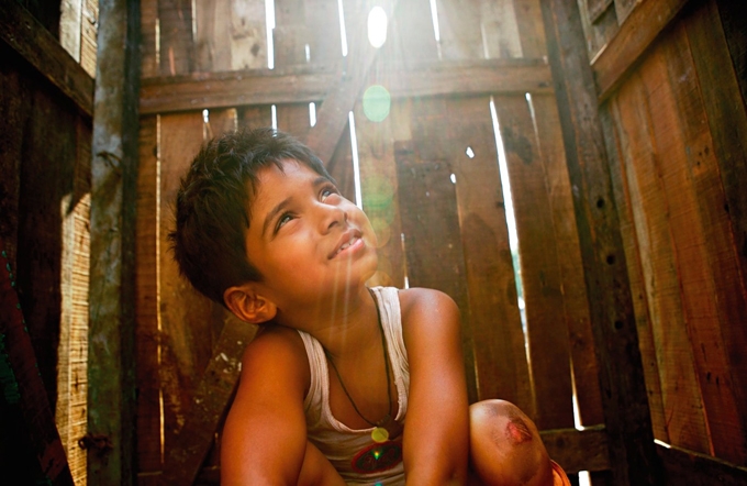 En ‘Slumdog Millionaire’ se usó una iluminación cálida y se situó la cámara a la altura de los ojos de Jamal para las secuencias sobre su infancia