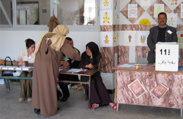 Un grupo de mujeres votan en una asamblea local