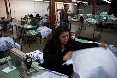 Maquila trabajando en un taller textil