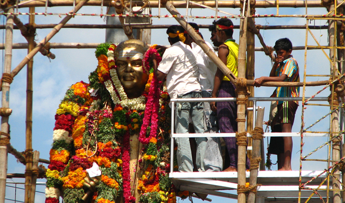Un grupo de hombres adornan la estatua de Thevar en Madurai